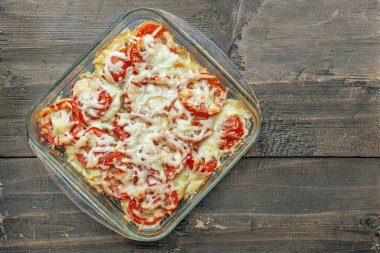 Ev yapımı patates güveci. Domatesli ve peynirli. Yakın plan.