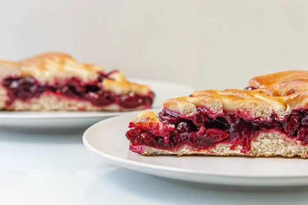 Assiettes Céramique Blanche Avec Tarte Cerise Tranchée Sur Une Surface — Photo