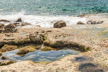  Açık rüzgarlı havada kayalık sahil manzarası