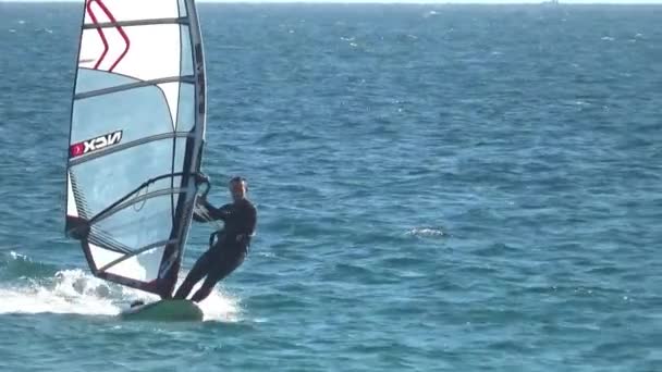 Windsurfer Żeglarstwo Plaży Los Lances Mieście Tarifa Pobliżu Prosto Gibraltaru — Wideo stockowe