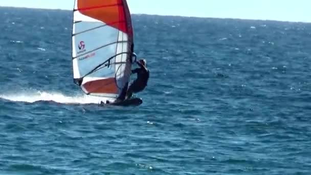 Windsurfer Zeilen Het Strand Van Los Lances Tarifa Stad Dicht — Stockvideo