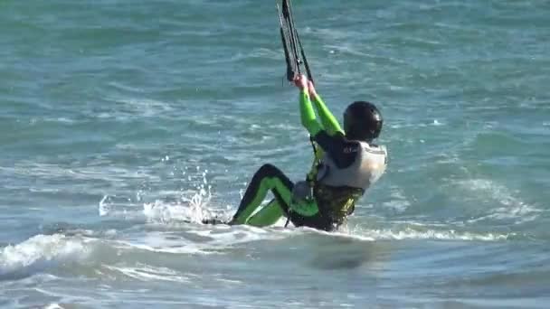 Kitesurfer Navegando Longo Praia Los Lances Norte Cidade Algeciras Sul — Vídeo de Stock