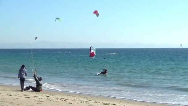 Windsurfistas Kitesurfistas Formação Longo Praia Los Lances Tarifa Cidade Sul — Vídeo de Stock