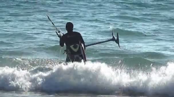 Kitesurfer Navegando Kite Folhas Embarque Cidade Costeira Tarifa Estreito Gibraltar — Vídeo de Stock