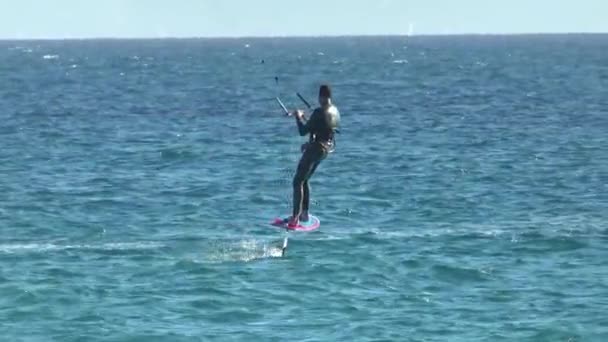 Kitesurfista Navegando Una Láminas Kite Boarding Ciudad Costa Tarifa Recto — Vídeos de Stock