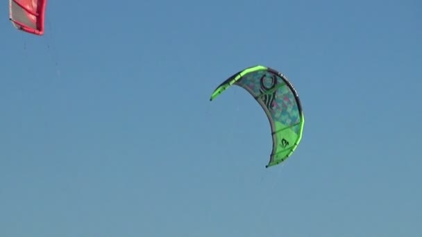 Kite För Att Utbilda Nivå Fliying Över Stranden Los Lancesna — Stockvideo