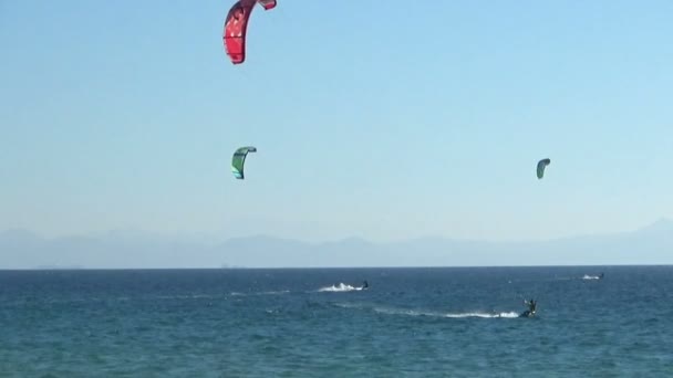 Kitesurfistas Navegando Rápido Praia Los Lances Perto Cidade Tarifa Espanha — Vídeo de Stock
