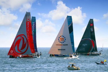 Çeşitli açık 65 takım teknelerden fightting kısa bir süre sonra bacak 1 Alicante-Lizbon, Volvo okyanus yarış 2017-18 bir Alicante gördüğümüz en heyecan verici başlangıç başlatmak.