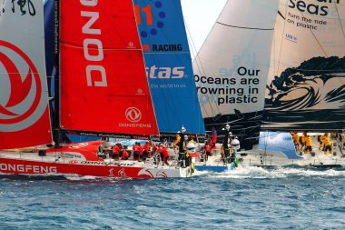 Çeşitli açık 65 takım teknelerden fightting kısa bir süre sonra bacak 1 Alicante-Lizbon, Volvo okyanus yarış 2017-18 bir Alicante gördüğümüz en heyecan verici başlangıç başlatmak.