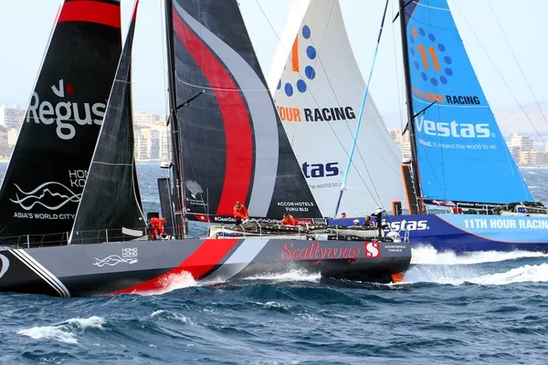 Çeşitli açık 65 takım teknelerden fightting kısa bir süre sonra bacak 1 Alicante-Lizbon, Volvo okyanus yarış 2017-18 bir Alicante gördüğümüz en heyecan verici başlangıç başlatmak.