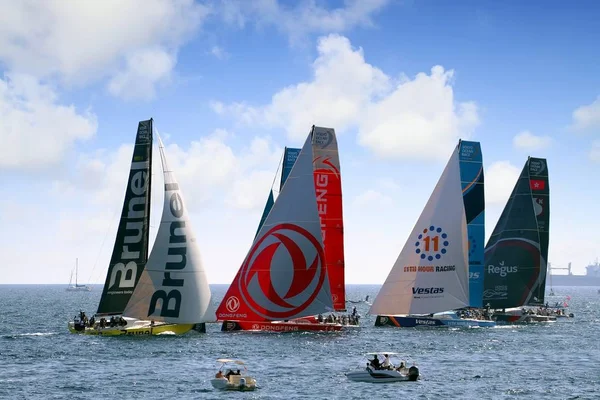 Verschiedene Teams Der Offenen Segelboote Fightting Kurz Nach Start Bein lizenzfreie Stockfotos