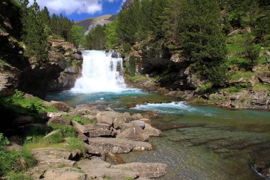 Şelale Ordesa Milli Parkı'nda İspanya Pyrenees boyunca. Adlandırılmış Gradas de Soaso.