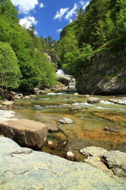 Cascada de la Cueva, şelale Nehri Arazas İspanyol Pyrenees içinde Ordesa Milli Parkı.