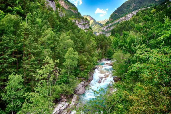 Fast Streams Alpine River Bujaruelo Close Tolr Town Spanish Pyrenees - Stock-foto