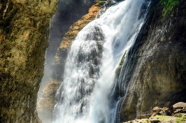 İngilizce düz şelale içinde Ordesa Milli Park alanında İspanyolca Pyrenees şaşırtıcı Cascada del Estreito.