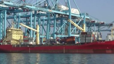 Konteyner Portal vinçler vasıtasıyla Algeciras bağlantı noktası büyük gemiler indirme.