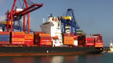 Kompleksindeki grantry vinçler İspanya Valencia bağlantı noktası ile çalışma.