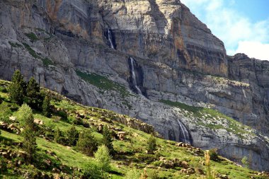 Dağlar, şelaleler ve İspanyol Pyrenees Ordesa Milli Parkı alp bölgenin üst su yolu.