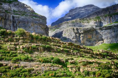 Dağlar, şelaleler ve İspanyol Pyrenees Ordesa Milli Parkı alp bölgenin üst su yolu.