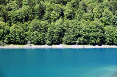 Göl ve Fransızca Pyrenees içinde Artouste Vadisi
