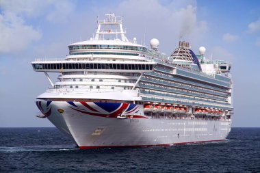 Büyük yolcu gemisi Alicante şehir İspanya bir yolculuk demirledi sonra Ventura.