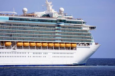Büyük yolcu gemisi denizler, Royal Caribbean bağlantı noktası Alicante İspanya bırakarak Lines mücevheri.
