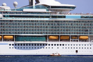 Büyük yolcu gemisi denizler, Royal Caribbean bağlantı noktası Alicante İspanya bırakarak Lines mücevheri.