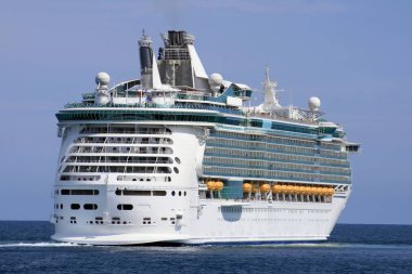 Büyük yolcu gemisi denizler, Royal Caribbean bağlantı noktası Alicante İspanya bırakarak Lines mücevheri.