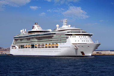 Büyük yolcu gemisi denizler, Royal Caribbean bağlantı noktası Alicante İspanya bırakarak Lines mücevheri.