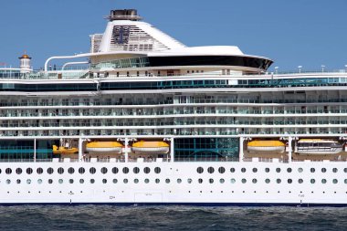 Büyük yolcu gemisi denizler, Royal Caribbean bağlantı noktası Alicante İspanya bırakarak Lines mücevheri.