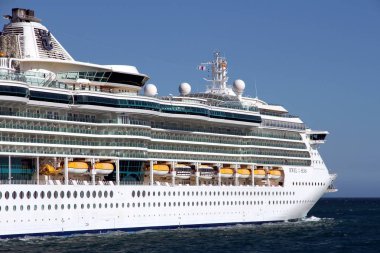 Büyük yolcu gemisi denizler, Royal Caribbean bağlantı noktası Alicante İspanya bırakarak Lines mücevheri.