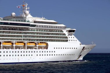 Büyük yolcu gemisi denizler, Royal Caribbean bağlantı noktası Alicante İspanya bırakarak Lines mücevheri.