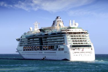 Büyük yolcu gemisi denizler, Royal Caribbean bağlantı noktası Alicante İspanya bırakarak Lines mücevheri.