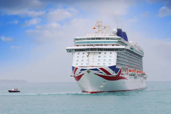 Alicante şehir İspanya bir yolculuk sırasında dev lüks yolcu gemisi Britannia.