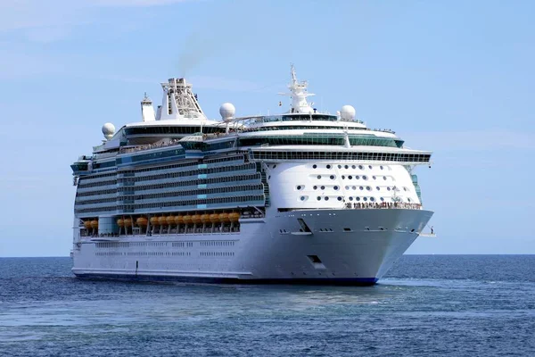 Büyük yolcu gemisi denizler, Royal Caribbean bağlantı noktası Alicante İspanya bırakarak Lines mücevheri.