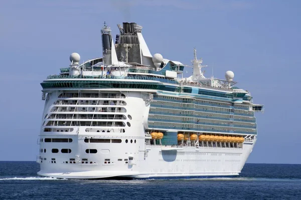 Büyük Yolcu Gemisi Denizler Royal Caribbean Bağlantı Noktası Alicante Spanya — Stok fotoğraf