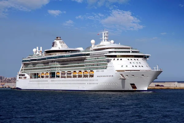 Nave Crociera Grande Gioiello Delle Seas Royal Caribbean Linee Lasciando — Foto Stock