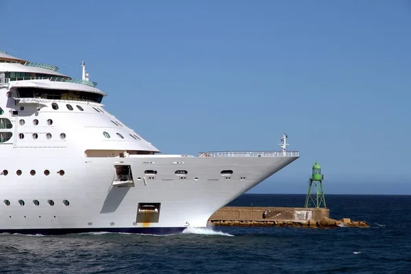 Nave Crociera Grande Gioiello Delle Seas Royal Caribbean Linee Lasciando — Foto Stock