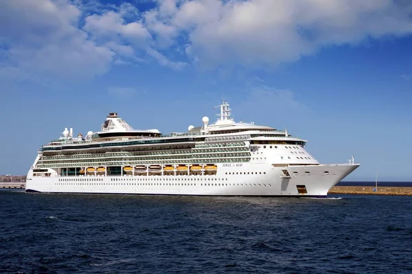 Nave Crociera Grande Gioiello Delle Seas Royal Caribbean Linee Lasciando — Foto Stock