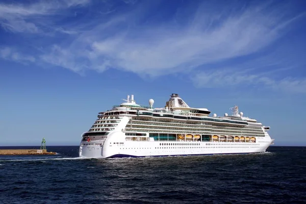 Groot Cruiseschip Juweel Van Seas Van Royal Caribbean Lines Verlaten — Stockfoto
