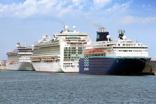 Cruceros Horizon Pullmantur Preparado Maniobras Para Dejar Puerto Alicante España — Foto de Stock
