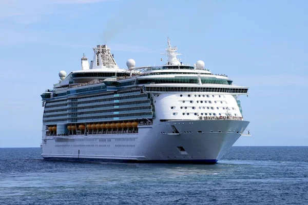 Stora Kryssningsfartyg Juvelen Det Hav Royal Caribbean Lines Lämnar Alicantes Stockfoto