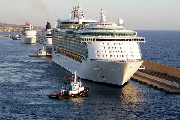 Große Kreuzfahrt Freiheit Der Meere Von Royal Caribbean Lines Verlassen Stockbild