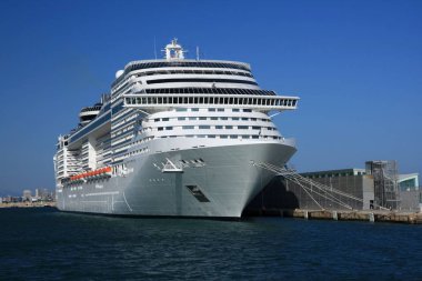 Bağlantı noktası Alicante İspanya yerleştirilmiş büyük yolcu gemisi.