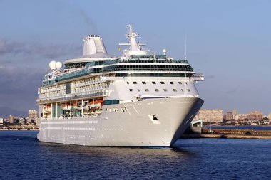 Portof Alicante İspanya Akdeniz bırakarak büyük cruise.