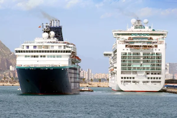 Horizont Von Pullmantur Kreuzfahrtschiffe Vorbereitet Und Manövrieren Alicante Hafen Spanien — Stockfoto