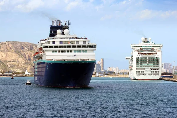 Horizont Von Pullmantur Kreuzfahrtschiffe Vorbereitet Und Manövrieren Alicante Hafen Spanien — Stockfoto