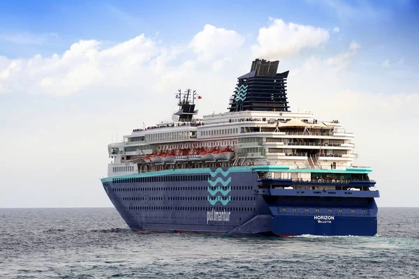 Ufuk Pullmantur hazırlanan hatları ve manevra Alicante İspanya limanda terk etmek cruise.