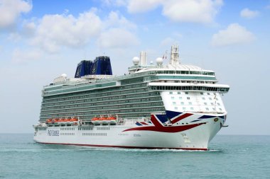 Lüks cruise Britannia, P ve O bağlantı noktası Alicante İspanya bırakmak manevra Cruises.