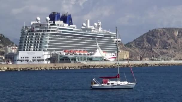 巨型邮轮不列颠停靠在西班牙地中海沿岸的阿利坎特港口的旅程中 — 图库视频影像